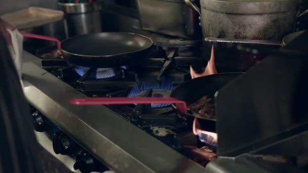 Slo Memasak Chef Dengan Penggorengan Nottingham Nottinghamshire Inggris — Stok Video