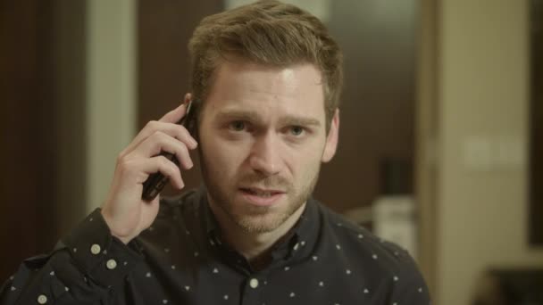 Человек Разговаривает Мобильному Телефону Гостиничном Номере Ноттингем Англия Великобритания — стоковое видео