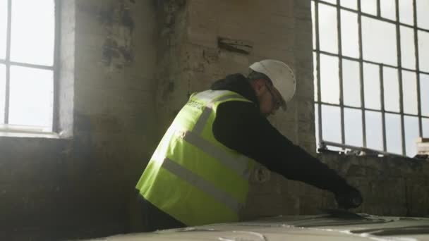 Construction Worker Plastering Surface Mansfield Nottinghamshire Reino Unido — Vídeo de Stock