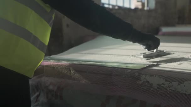 Construction Worker Plastering Surface Mansfield Nottinghamshire Reino Unido — Vídeo de Stock