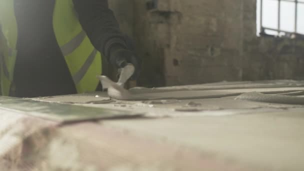 Construction Worker Plastering Surface Mansfield Nottinghamshire Reino Unido — Vídeo de Stock