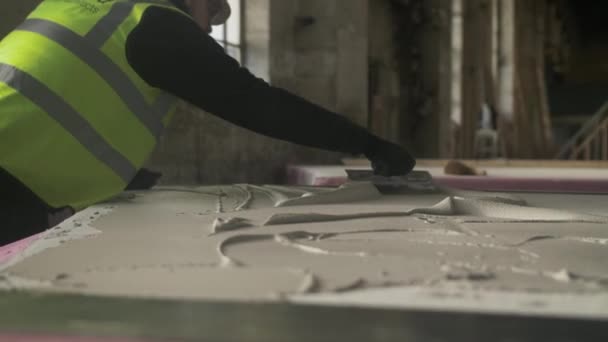 Construction Worker Plastering Surface Mansfield Nottinghamshire Reino Unido — Vídeo de Stock