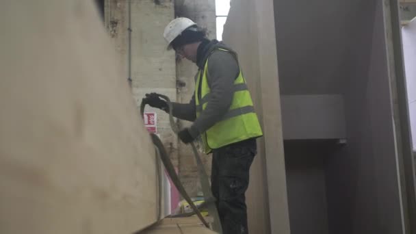 Construction Worker Working Wooden Beam Mansfield England — Stock video