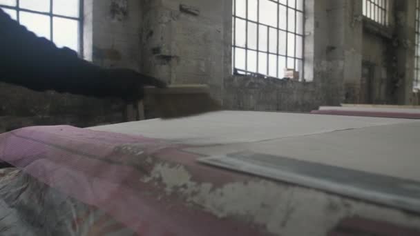 英国诺丁汉郡曼斯菲尔德市建筑工人刷去表面 — 图库视频影像