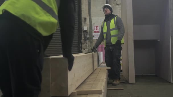 Dois Trabalhadores Construção Civil Que Trabalham Com Feixe Madeira Mansfield — Vídeo de Stock