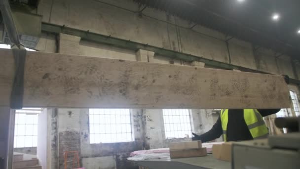Tsクレーン マンスフィールド イギリス 英国によって移動ビームを導く建設労働者 — ストック動画