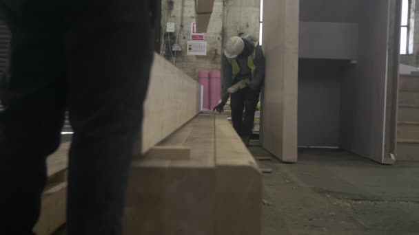 Dois Trabalhadores Construção Civil Que Trabalham Com Feixe Madeira Mansfield — Vídeo de Stock