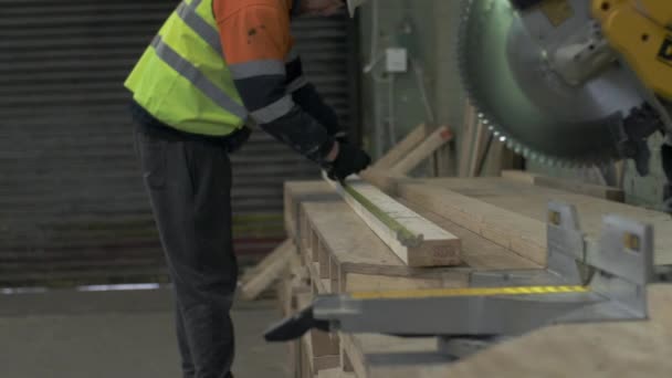 Construction Worker Working Wooden Beam Mansfield Nottinghamshire — 图库视频影像