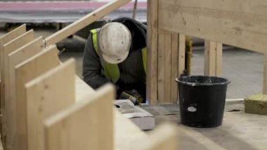 MS SLO MO İnşaat İşçisi çerçeve üzerinde çalışıyor, Mansfield, Nottinghamshire, İngiltere