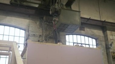 WS Crane İngiltere, İngiltere 'de depo içinde büyük prefabrik yapı parçaları taşıyor.