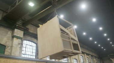 WS TS Crane İngiltere, İngiltere 'de depo içinde büyük prefabrik yapı parçaları taşıyor.