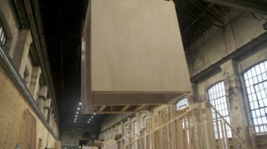 WS TS Crane İngiltere, İngiltere 'de depo içinde büyük prefabrik yapı parçaları taşıyor.