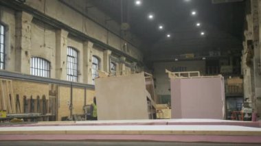 WS Crane İngiltere, İngiltere 'de depo içinde büyük prefabrik yapı parçaları taşıyor.