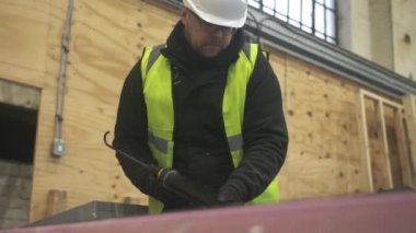MS İnşaat işçisi, Mansfield, Nottinghamshire, İngiltere arasında gruplandırma yapıyor.