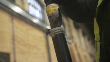 CU SLO MO İnşaat İşçisi Boruya çimento döküyor, İngiltere, İngiltere