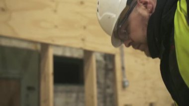 CU SLO MO İnşaat İşçisi Boruya çimento döküyor, İngiltere, İngiltere