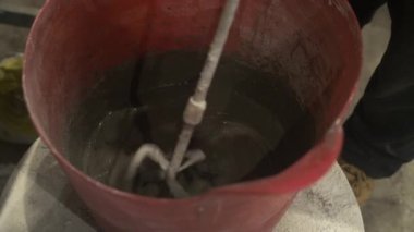 CU çimento kovaya karıştırılıyor, Mansfield, Nottinghamshire, İngiltere