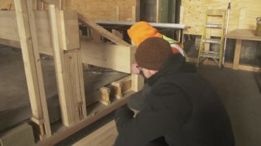 MS İki inşaat işçisi ahşap çerçeve üzerinde çalışıyor, Mansfield, İngiltere, İngiltere