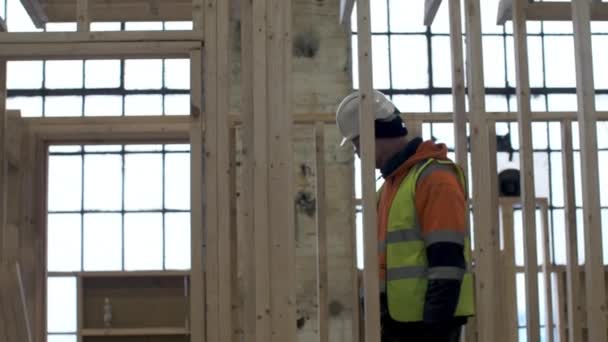 Construction Worker Working Construction Frame Mansfield Inglaterra Reino Unido — Vídeo de Stock