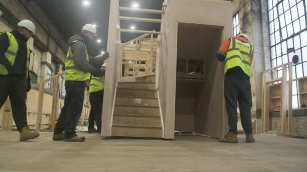 Slo Trabajadores Construcción Guiando Escalera Prefabricada Levantada Por Grúa Reino — Vídeos de Stock