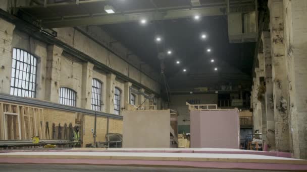 Crane Moviendo Grandes Piezas Construcción Prefabricadas Dentro Del Almacén Inglaterra — Vídeos de Stock