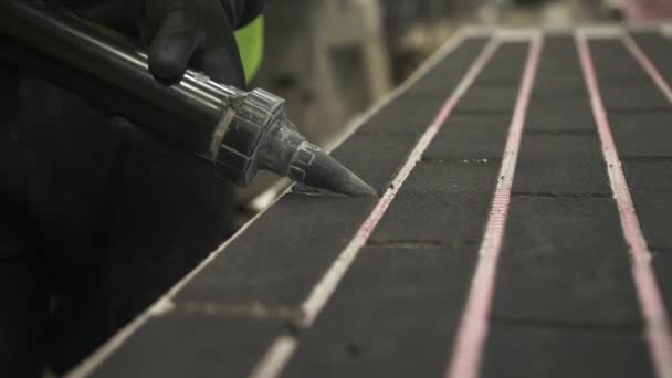 Construction Worker Grouting Tiles Mansfield Nottinghamshire Reino Unido — Vídeos de Stock