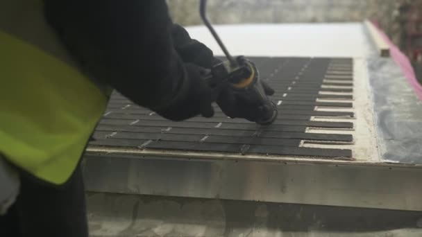 Construction Worker Grouting Tiles Mansfield Nottinghamshire Reino Unido — Vídeos de Stock