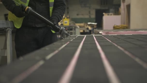 Construction Worker Grouting Tiles Mansfield Nottinghamshire Reino Unido — Vídeos de Stock