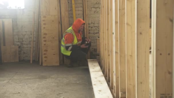 Slo Travailleur Construction Travaillant Sur Châssis Bois Angleterre Royaume Uni — Video