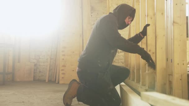 英国曼斯菲尔德 建筑工人刷去锯屑 — 图库视频影像