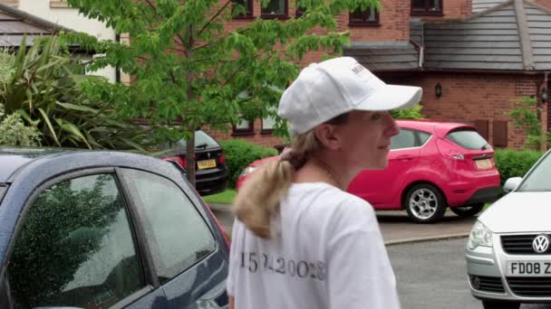 Woman Waving Camera Leaving Nottingham Nottinghamshire — Stock Video