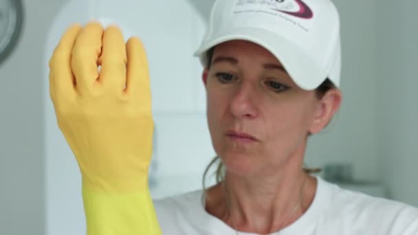 Reinigungskraft Zieht Handschuhe Nottingham Nottinghamshire Großbritannien — Stockvideo