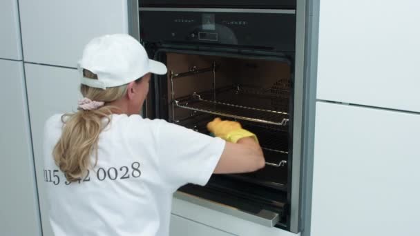 Ots Cleaning Worker Cleaning Oven Nottingham Nottinghamshire Regno Unito — Video Stock