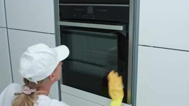 Ots Cleaning Worker Cleaning Oven Nottingham Nottinghamshire — Stock video