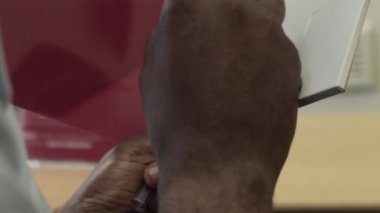 CU Man not defteriyle yazıyor, Nottingham, Nottinghamshire, İngiltere