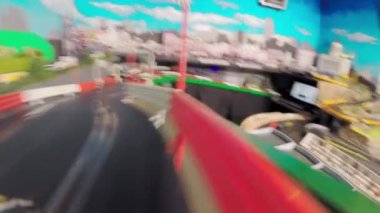 CU bakış açısı, İngiltere 'de yarışan elektrikli slot arabasının görüntülerini gösteriyor.