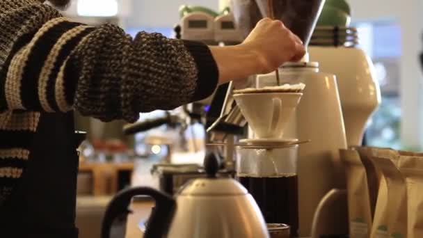 Barista Gör Kaffe Med Hjälp Kaffebryggare Café Nottingham England Storbritannien — Stockvideo