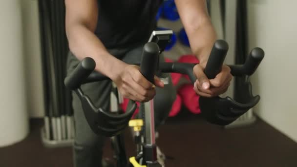 Man Träning Motionscykel Gym Nottingham Nottinghamshire Storbritannien — Stockvideo