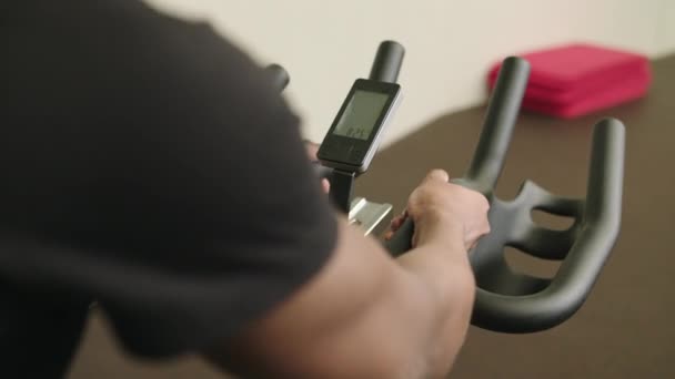 Ots Entrenamiento Hombre Bicicleta Estática Gimnasio Nottingham Nottinghamshire Reino Unido — Vídeos de Stock