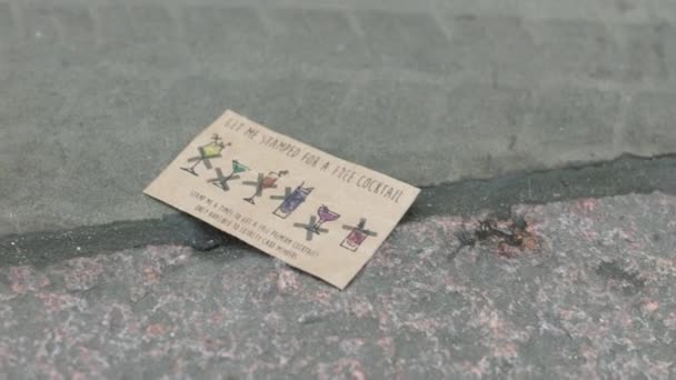 Gift Картки Коктейлів Лежать Вулиці Ноттінгем Ноттінгемшир Велика Британія — стокове відео