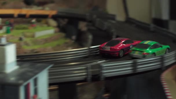 Kamera Verfolgt Slotcars Die Auf Der Rennstrecke Fahren Nottingham England — Stockvideo