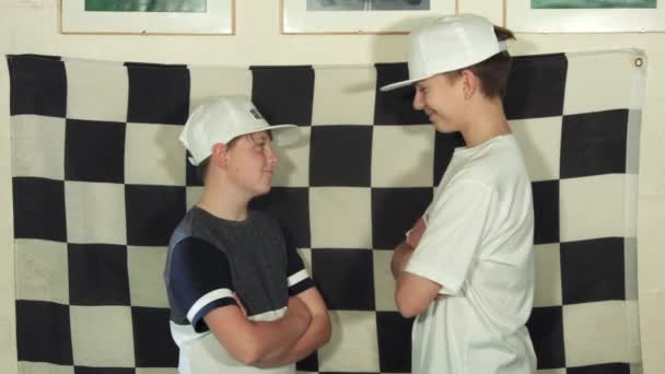 Two Boys Standing Face Face Checkered Flag Nottingham Verenigd Koninkrijk — Stockvideo