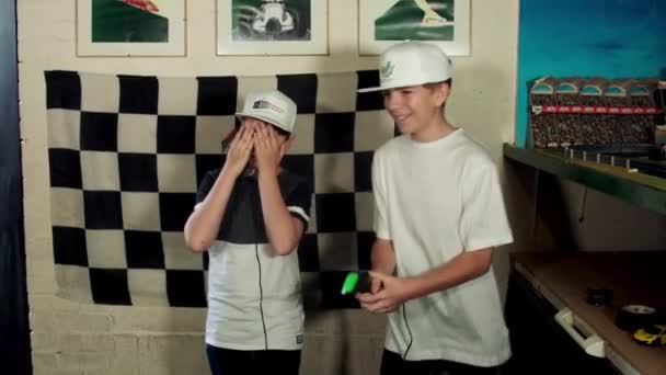 Two Boys Racing Slot Cars Nottingham Inglaterra Reino Unido — Vídeo de stock