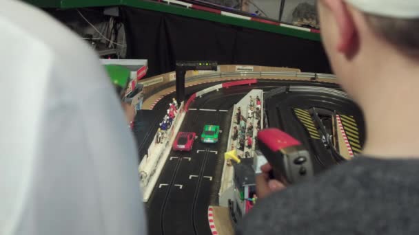 Two Boys Racing Slot Cars Nottingham Angleterre Royaume Uni — Video