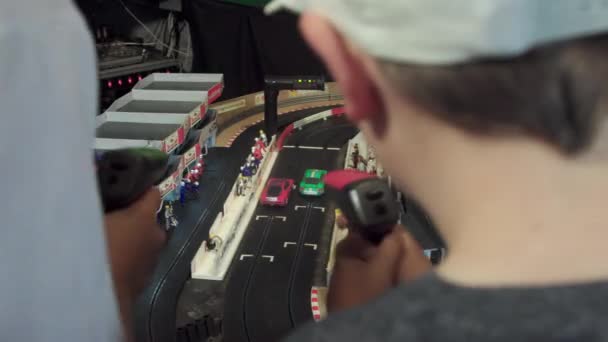 Zwei Jungen Rasen Mit Slotcars Nottingham England — Stockvideo