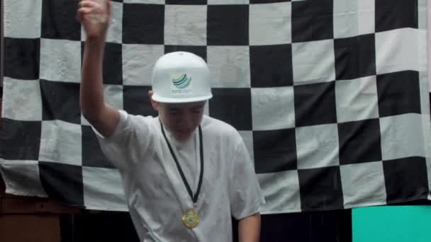 Slo Boy Celebrating Sports Race Victory Nottingham Nottinghamshire — Stock Video