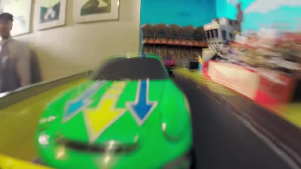 Bakış Açısı Ngiltere Yarışan Elektrikli Slot Arabasının Görüntülerini Gösteriyor — Stok video