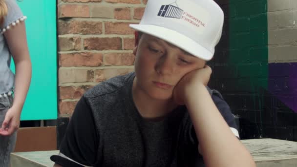 Slo Boy Печалится После Проигрыша Спортивной Гонке Ноттингем Ноттингхэмшир Великобритания — стоковое видео