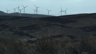 WS Manzarası 'nda rüzgar türbinleri ve yuvarlanan tepeler, Glasgow, İskoçya, İngiltere