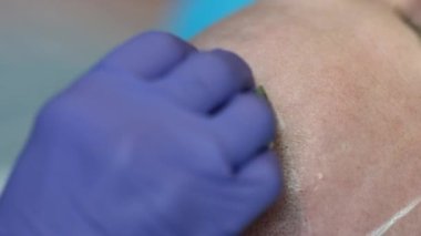 Nottingham, Nottinghamshire, İngiltere 'de kel bir adamın kafa dövmesi.